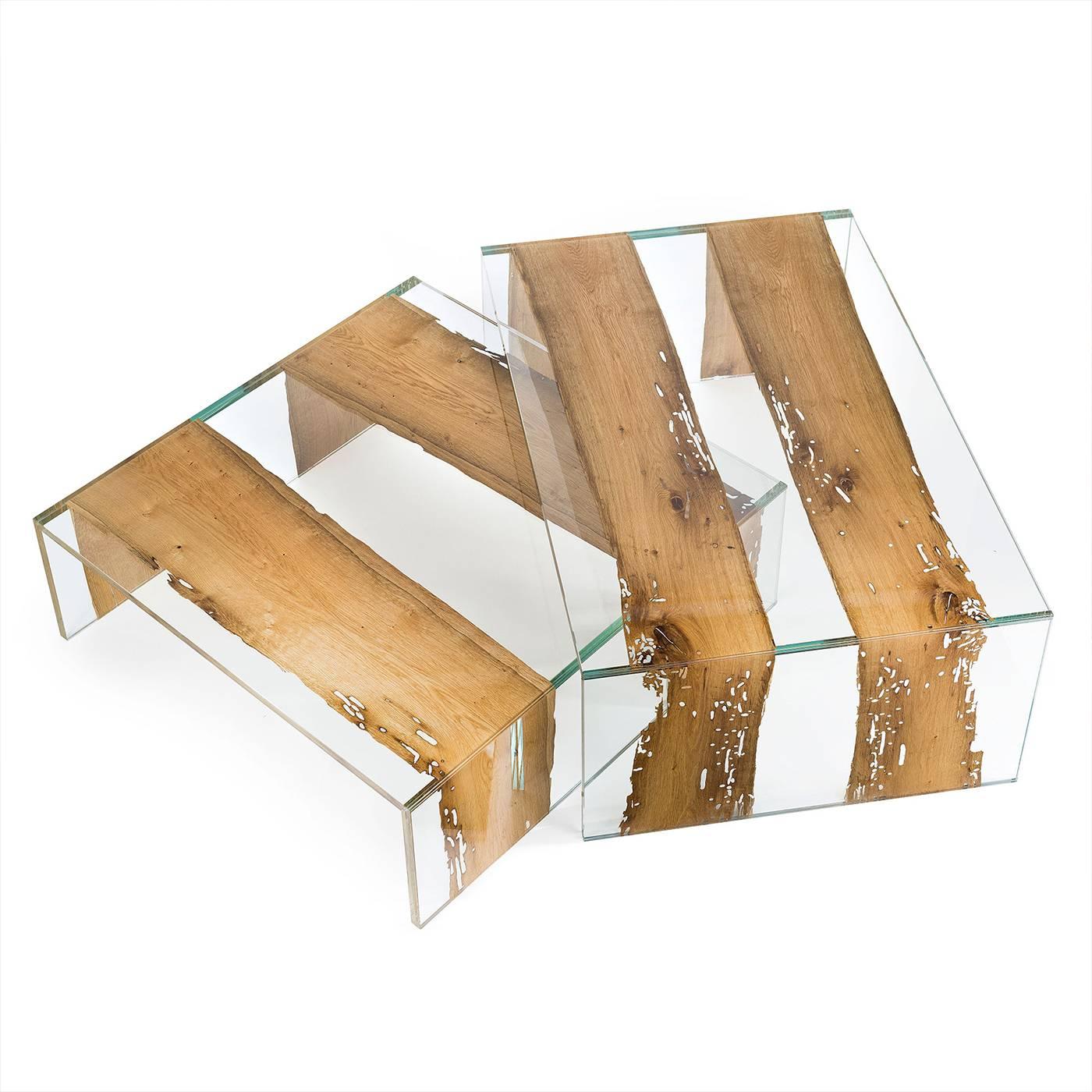 Dieser rechteckige Couchtisch ist auffallend und modern und setzt in jedem Wohnzimmer ein Zeichen, vor allem, wenn es modern eingerichtet ist. Dieses Stück aus der Glas-Holz-Kollektion besteht aus zwei Glasschichten, in die dünne Abschnitte von