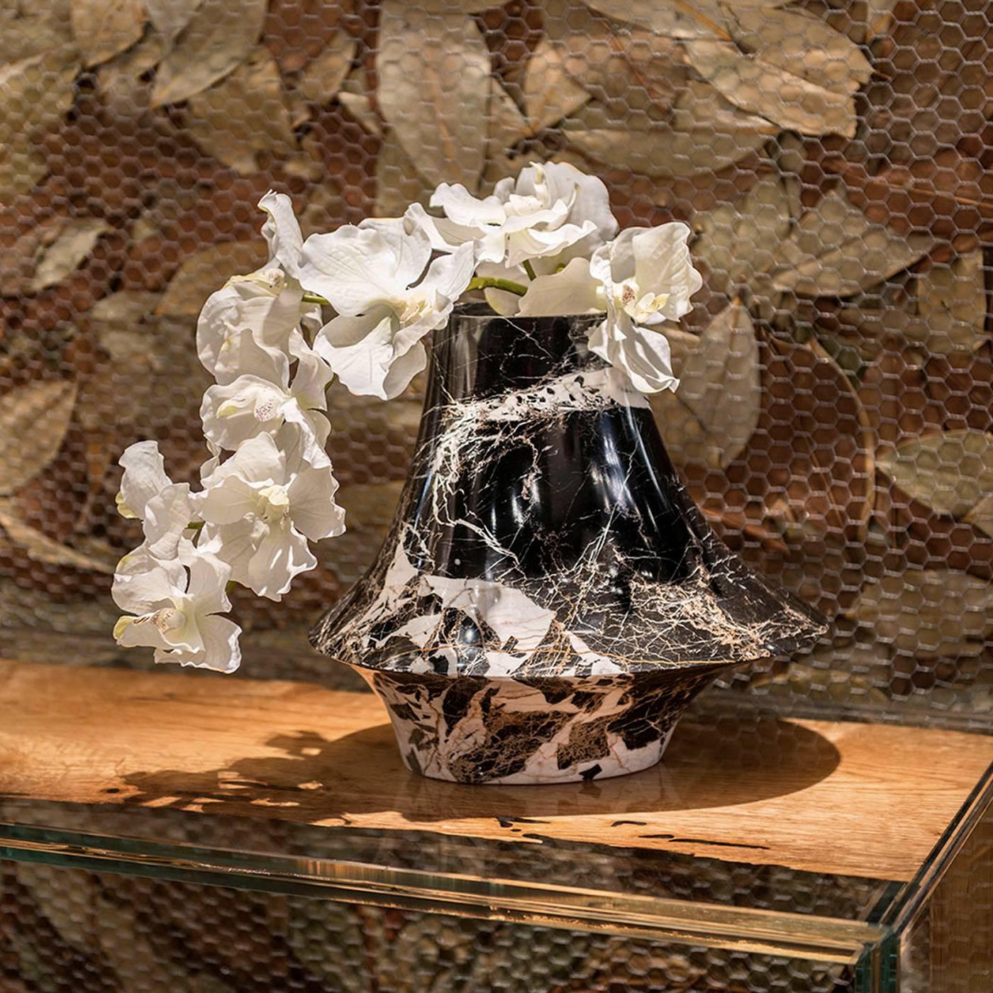 Eccentrico Small Marble Decorative Vase In New Condition In Milan, IT