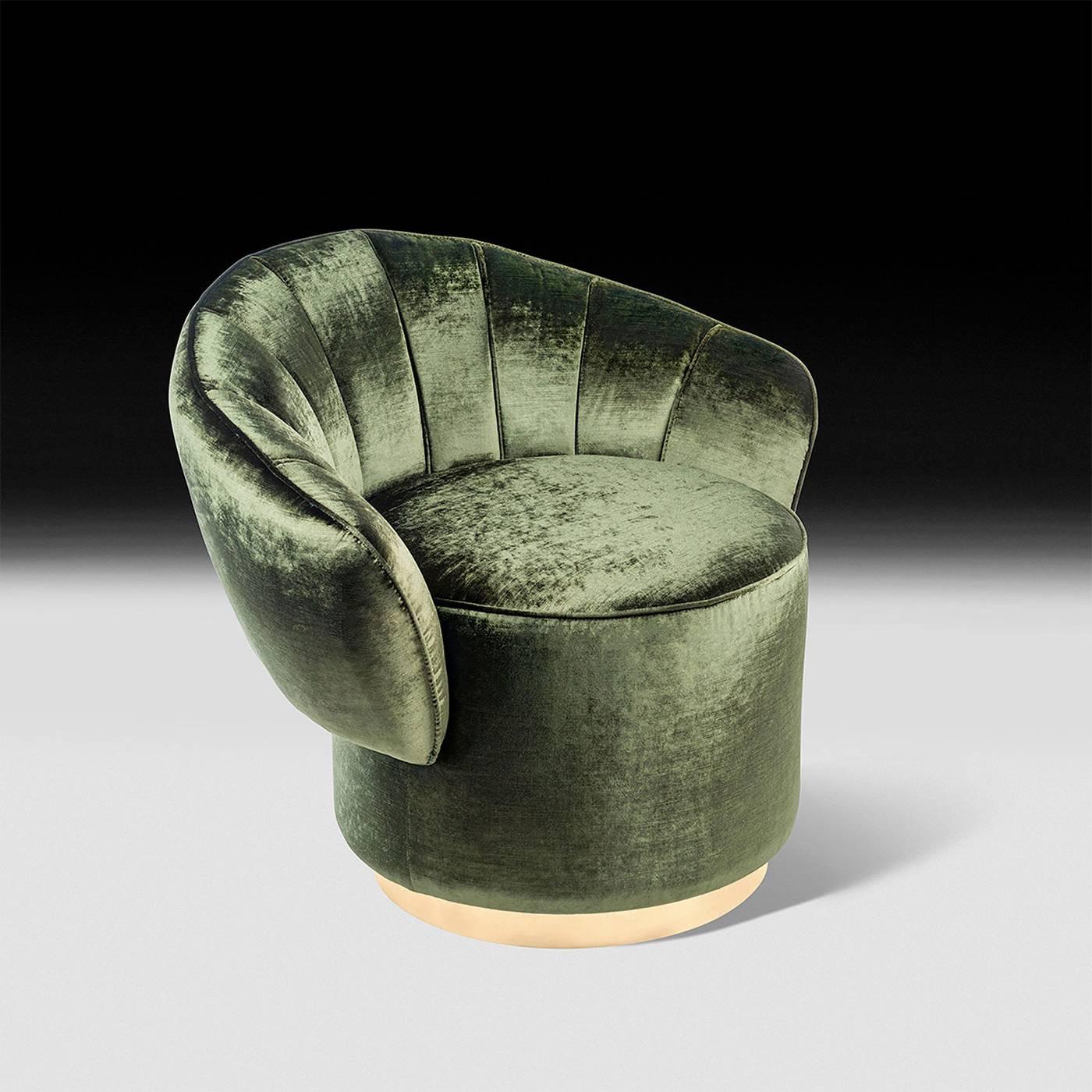 This superb armchair will make a statement in any decor, thanks to its unique shell-like backrest, supported by a simple cylindrical tall seat cushion. This exquisite piece was designed by Giorgio Ragazzini for VG and is inspired by Art Deco style