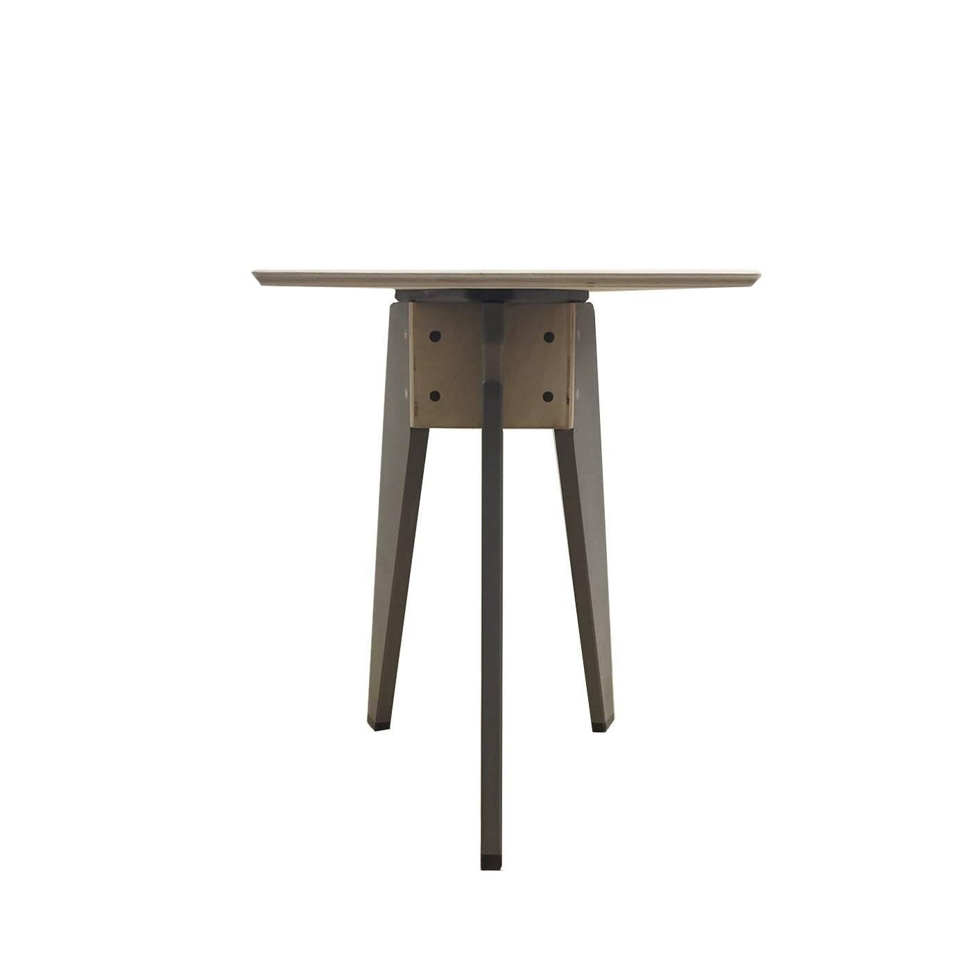 This versatile stool can be used as also as a coffee table and will enrich a modern decor with its subtle elegance. It is part of the LW collection and can be paired with other similar ones from the same series to create a more dynamic effect. Its