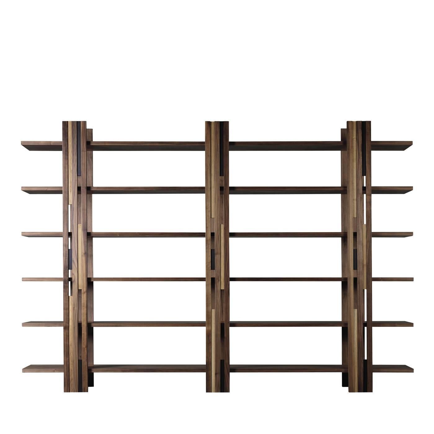 This modern and sophisticated bookshelf features a simple structure that is enriched by the combination of two different types of wood: durmast oak and wenge. The different hues and textures of the two woods add dynamism to the front of the three