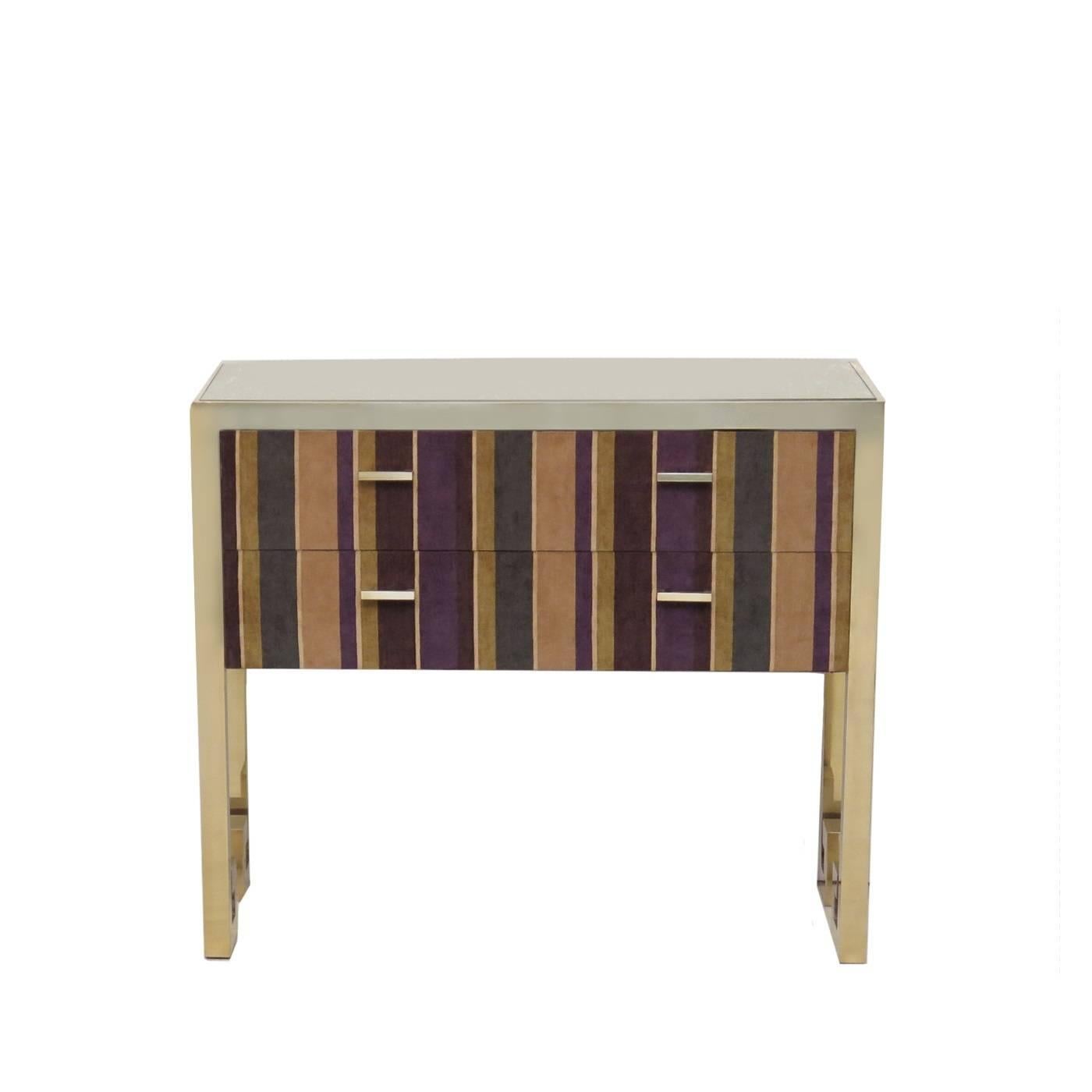 Inspired by the Art Deco style, the external structure of this elegant chest of drawers is in brass with a brushed finish. The interior is entirely made in wood upholstered with a luxurious silk velvet cover. The exterior is covered on the side and