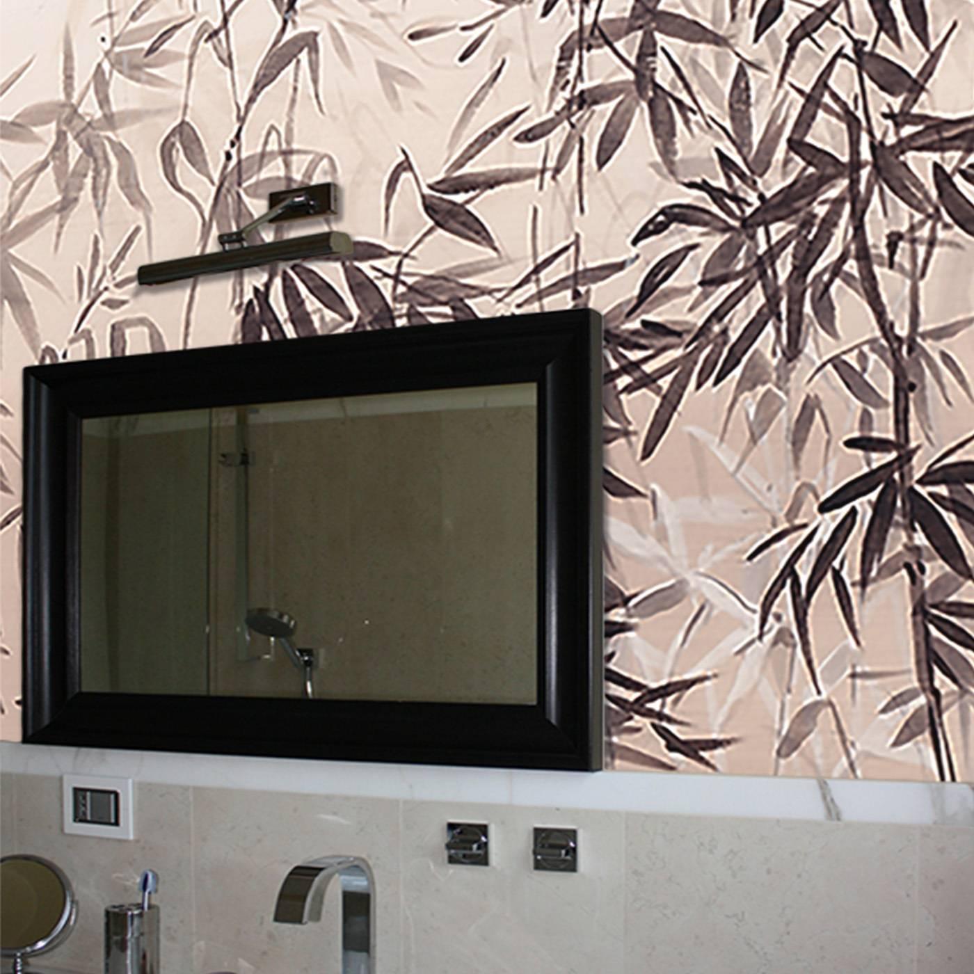 This exquisite wallpaper was entirely painted by hand using the freehand technique, without the help of a drawn sketch underneath. Its light design depicting bamboo leaves and branches is elegant and highly decorative and particularly ideal to be