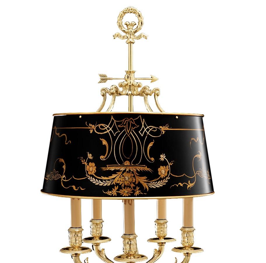 Cette impressionnante lampe de table en bronze présente une base concave aux belles proportions, avec une finition dorée chaleureuse, et comporte cinq bras avec des volutes ornées et un sommet décoratif avec une couronne et une flèche, symboles