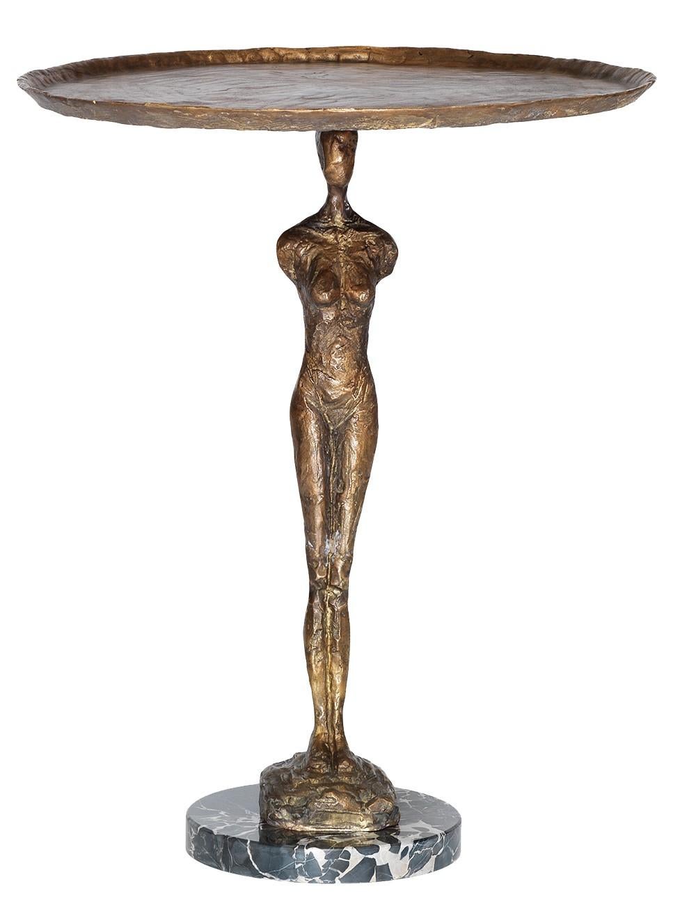 Dieser üppige Beistelltisch ist ein echter Blickfang und verleiht jeder Einrichtung zeitlosen Glamour. Die elegante Silhouette aus Bronze mit Antik-Finish besteht aus einem zarten quadratischen Tablett, das von einer schlanken Frauensilhouette