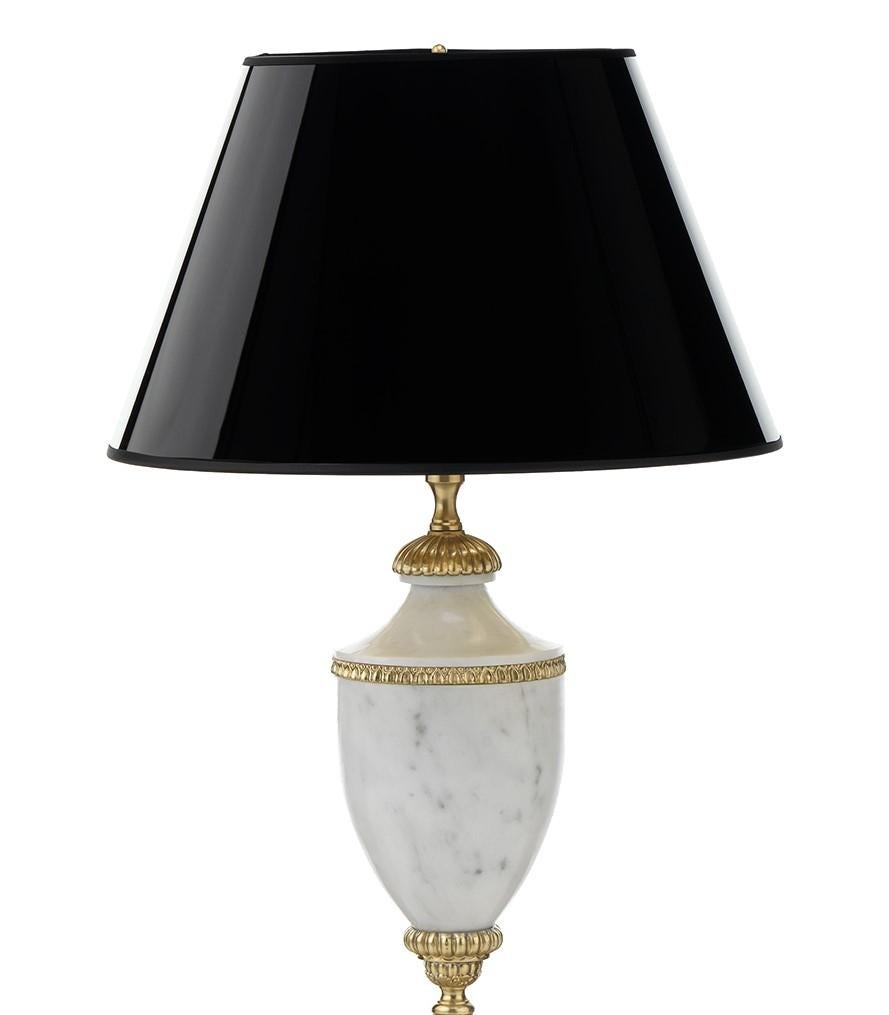 Diese Tischlampe ist ein glamouröses Highlight in einem Wohnzimmer, Arbeitszimmer oder Eingangsbereich und versprüht den neoklassischen Charme des 18. Der kühne, ganz aus weißem Marmor gefertigte Korpus ruht auf einem runden Sockel und weist eine