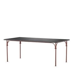 Mesa de comedor de exterior «Tavolario Amtra» con estructura de hierro y tablero de piedra volcánica