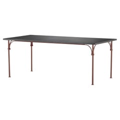 Mesa de comedor de exterior «Tavolario Amtra» con estructura de hierro y tablero de piedra volcánica