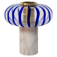 Playground Einzelvase mit hohem Sockel aus blauem Glas