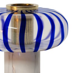 Playground Einzelvase mit hohem Sockel aus blauem Glas