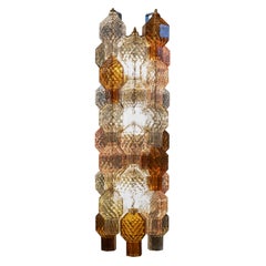 Wandleuchte aus mehrfarbigem Glas mit Messingoberfläche