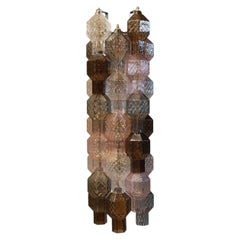 Wandleuchte aus mehrfarbigem Glas mit Messingoberfläche