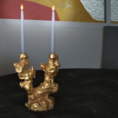 Flux I – Skulpturaler Kerzenhalter aus Goldkeramik