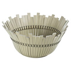 Cesta grande redonda de cuero marrón oscuro de Ritual. Cesta mediana redonda de cuero beige de Ritual.