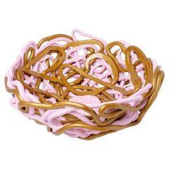 „Tutti Frutti II“ – Spezieller Korb in Rosa und Gold, großer Tischschmuck von Gaetano Pesce