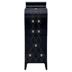 Vitrine mit Silhouette-Design aus ebonisiertem Holz und Perlmutt-Verzierungen