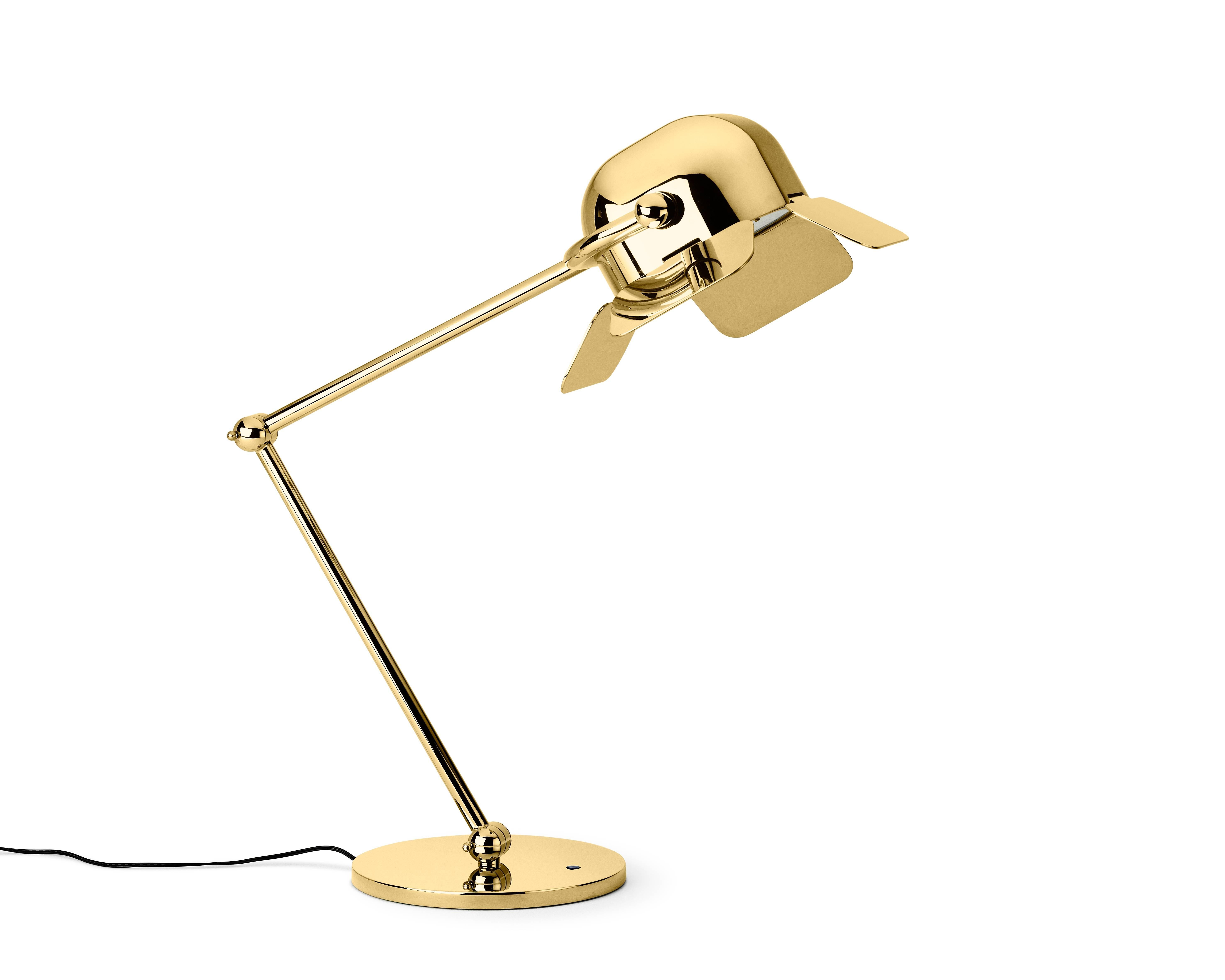 Nika Zupanc designed this elegant lamp where the light is projected through four adjustable flaps and the Minimalist structure in steel is evocative of a flamingo's leg. The golden finish will brighten up even the coldest of corners.