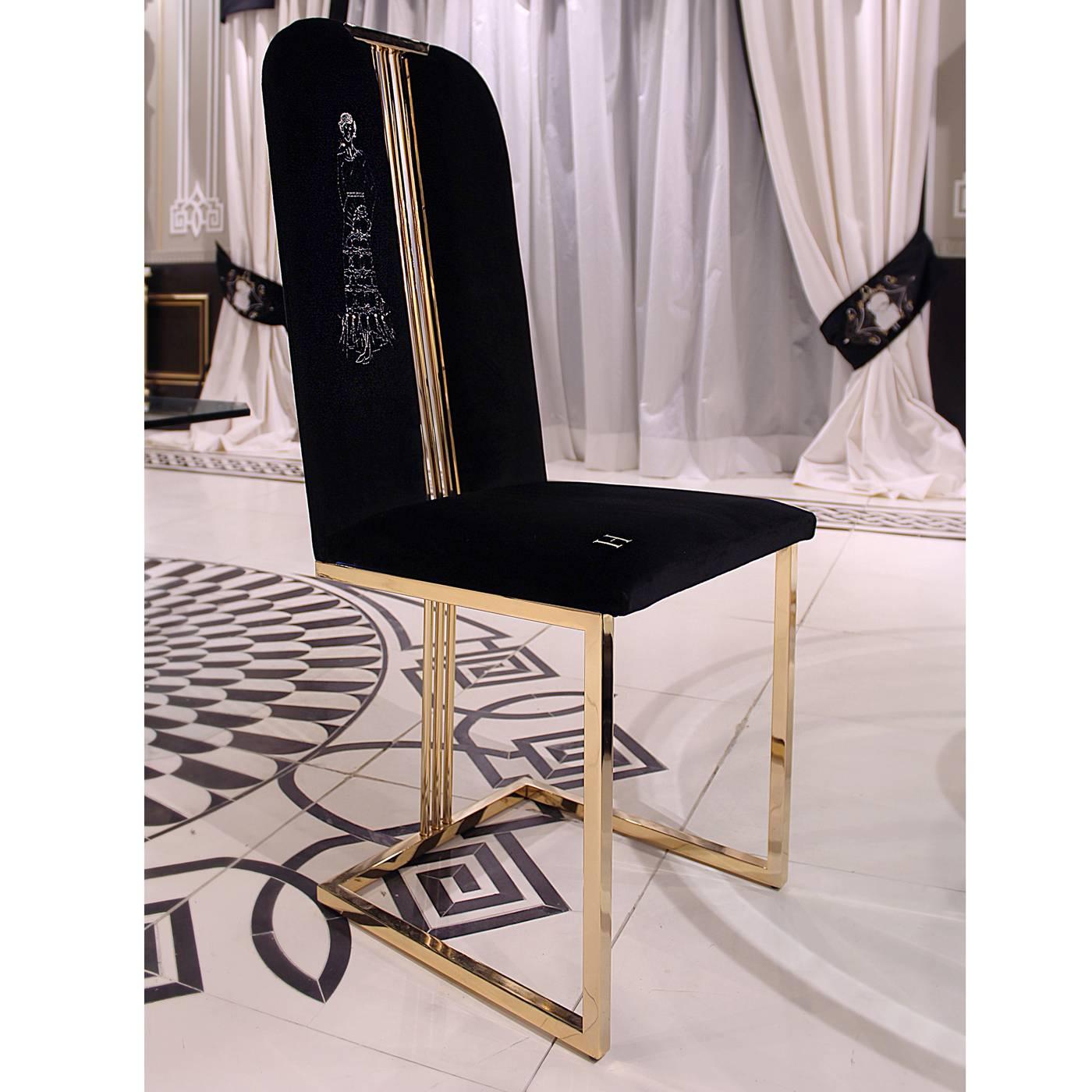 Inspired by the elegant designs of the 1930s and 1940s, this chair is in iron with a brass finish, whose back three-rod structure continues till the top. The striking velvet covering the unified back and seat cushions is preciously adorned with a