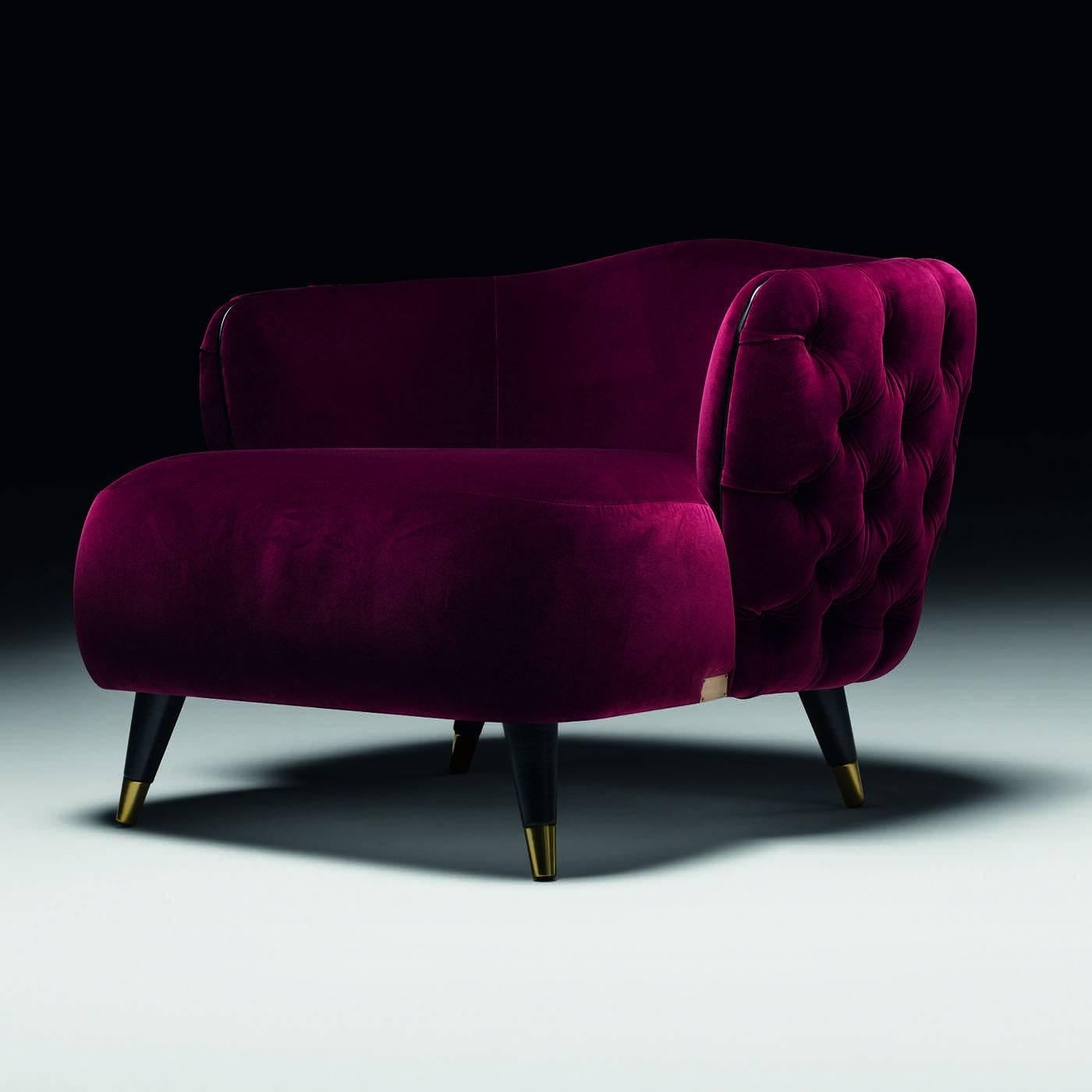 Este exquisito sillón de madera maciza tiene acolchado de espuma de poliuretano con un sistema de muelles elásticos en el asiento. La elegante funda burdeos no es extraíble y tiene la parte trasera y los laterales exteriores acolchados con botones.