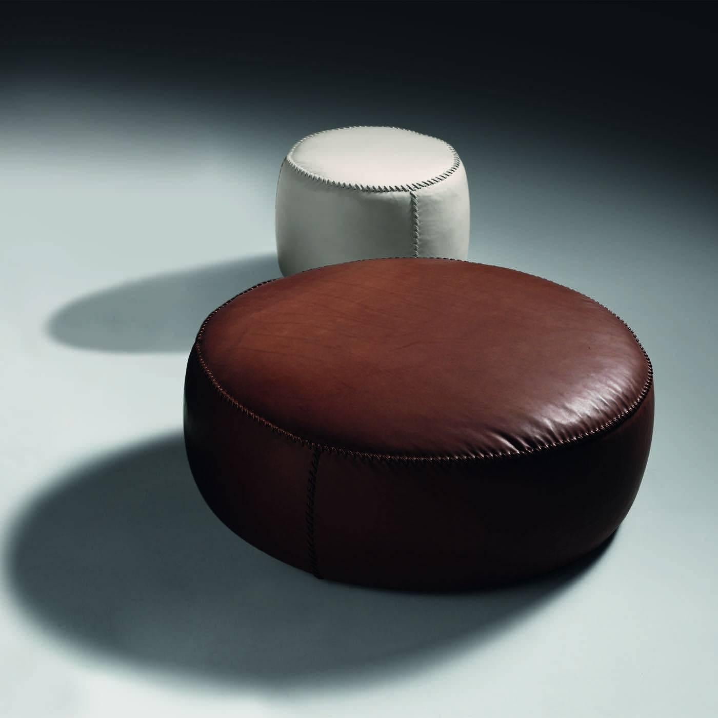 The structure of this exquisite ottoman is in beechwood. The cushion is padded in 100% European goose feathers with an internal insert in polyurethane foam. It is hand-upholstered with a non-removable leather cover. Contract and commercial