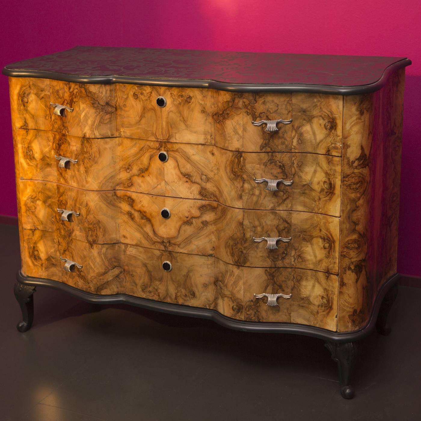 Part of the RadicaL Chic collection, this dresser is a delicate yet imposing piece that will make a statement in a classic decor, thanks to the sinuous front panels of its four drawers, which are made of walnut root and accented with jewel buttons