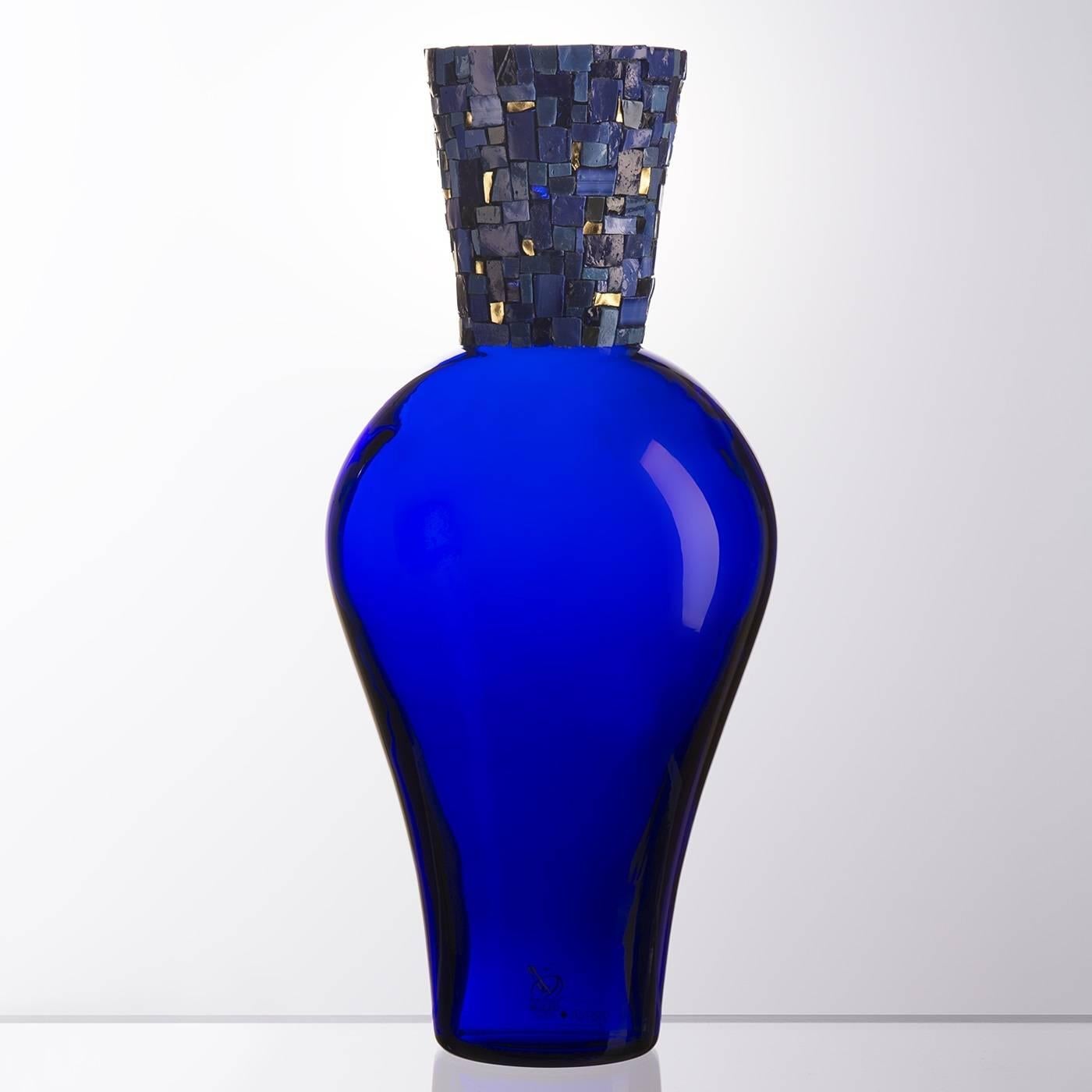 This exquisite Murano mouth-blown glass vase, handcrafted in Murano using centuries-old techniques, has a stunning Amphora-shape body with a richly accented neck featuring a mosaic made of gold foil tesserae and opaque and transparent blue glass