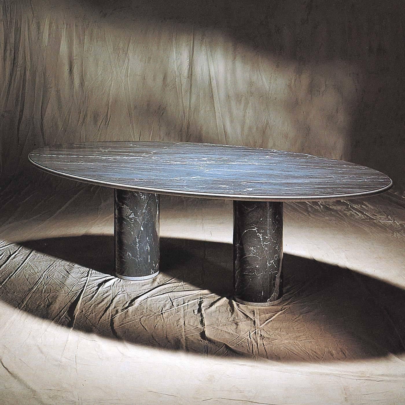 This superb single-material table designed by Achille Castiglioni in 1989 highlights the opulence of the natural stone of which it is entirely made. The clean-cut and strikingly simple design is distinguished by soft rounded silhouettes: from the