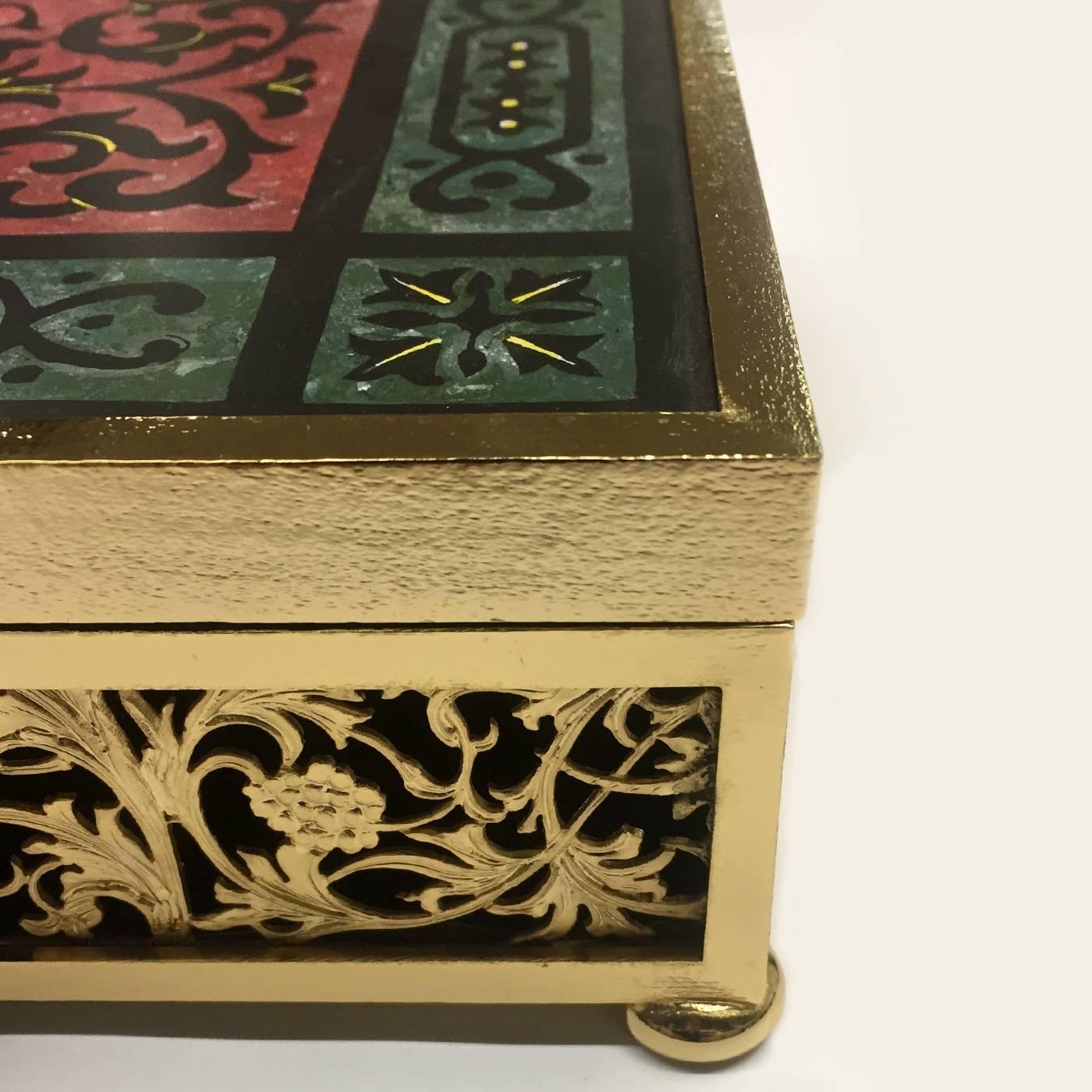 This exquisite handmade box is part of the Luxury collection by Bianco Bianchi. Its expertly decorated lid is attached thanks to a gold-plated bronze hinge. The structure of the box is in iron which has been carefully worked with fine tools and