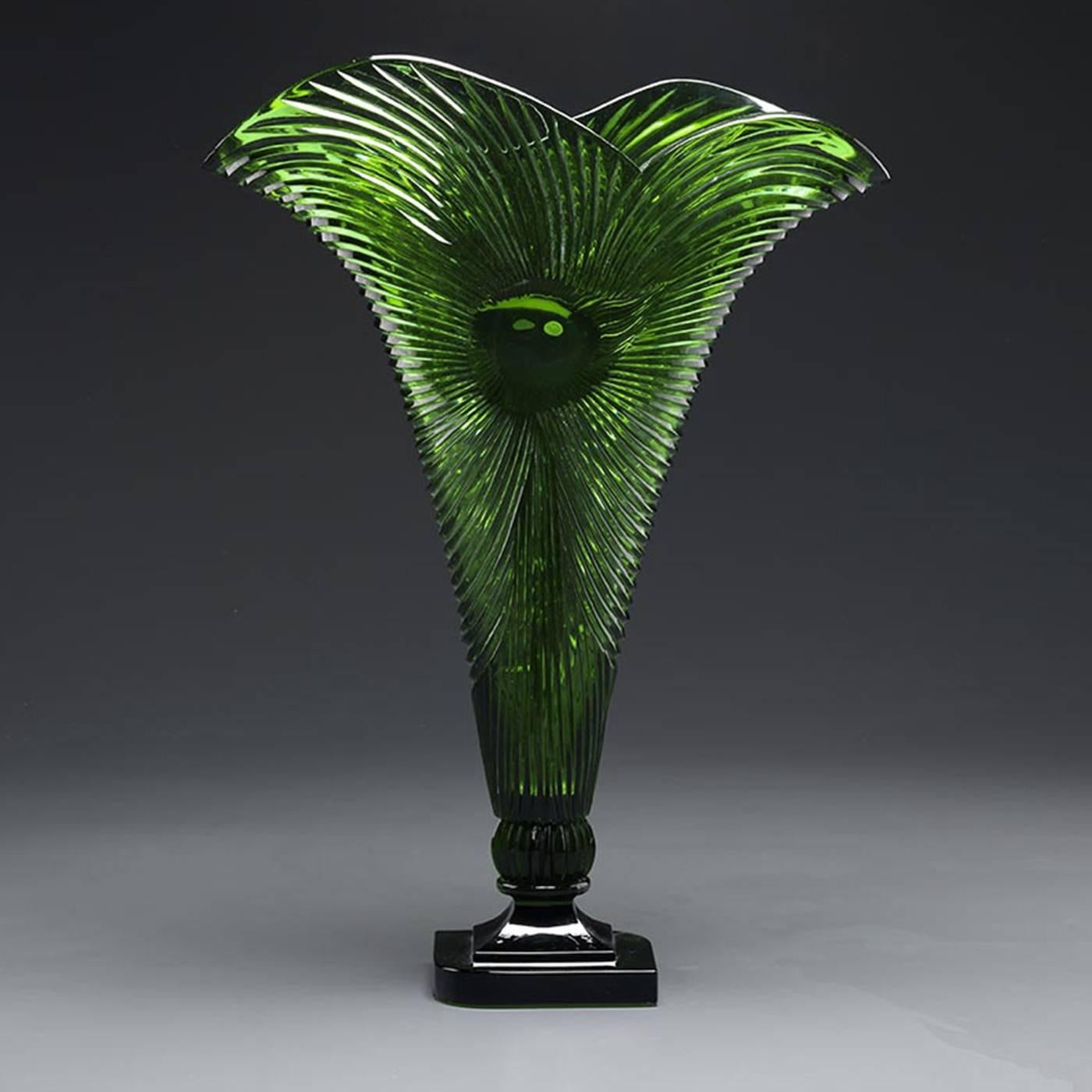 Inspired by art deco designs, this magnificent blown crystal vase is shaped like a fan and features a decoration of vertical ridges and grooves that evoke the silhouette of peacock feathers. Made entirely of the finest crystal with an alluring