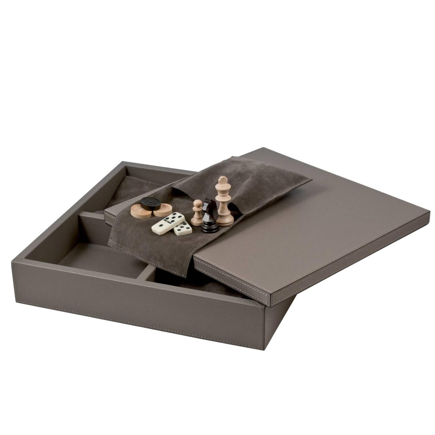 This charming case is a striking box that can be displayed anywhere in the house, while it hides inside three sets of games: chess, draughts, and domino. A wonderful addition to any living room, this box is made in wood with a leather cover that can