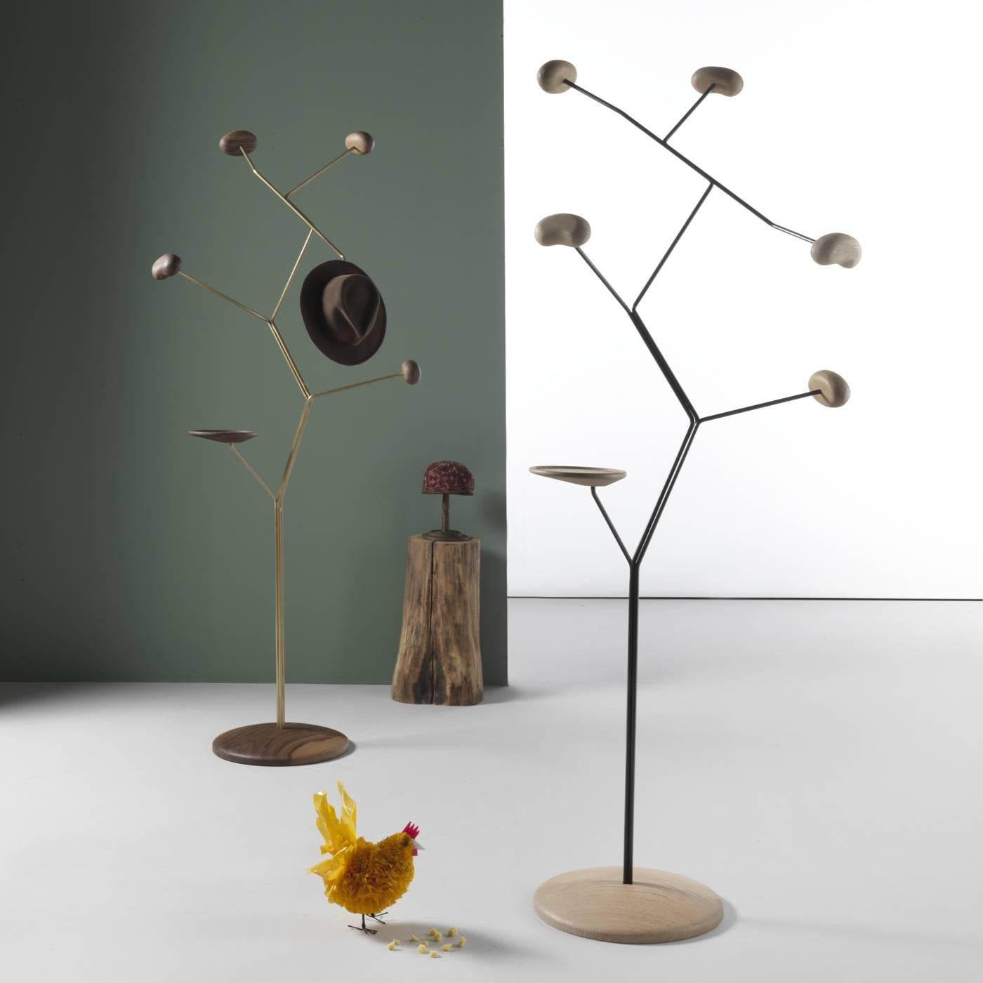 This striking coat hanger poetically evokes the first sprouts that appear just before the blossoms. The structure is a stylized sculpture with base and tips in solid 