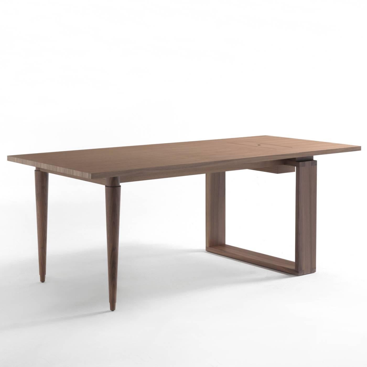Dieser elegante Tisch ist vollständig aus Nussbaumholz 