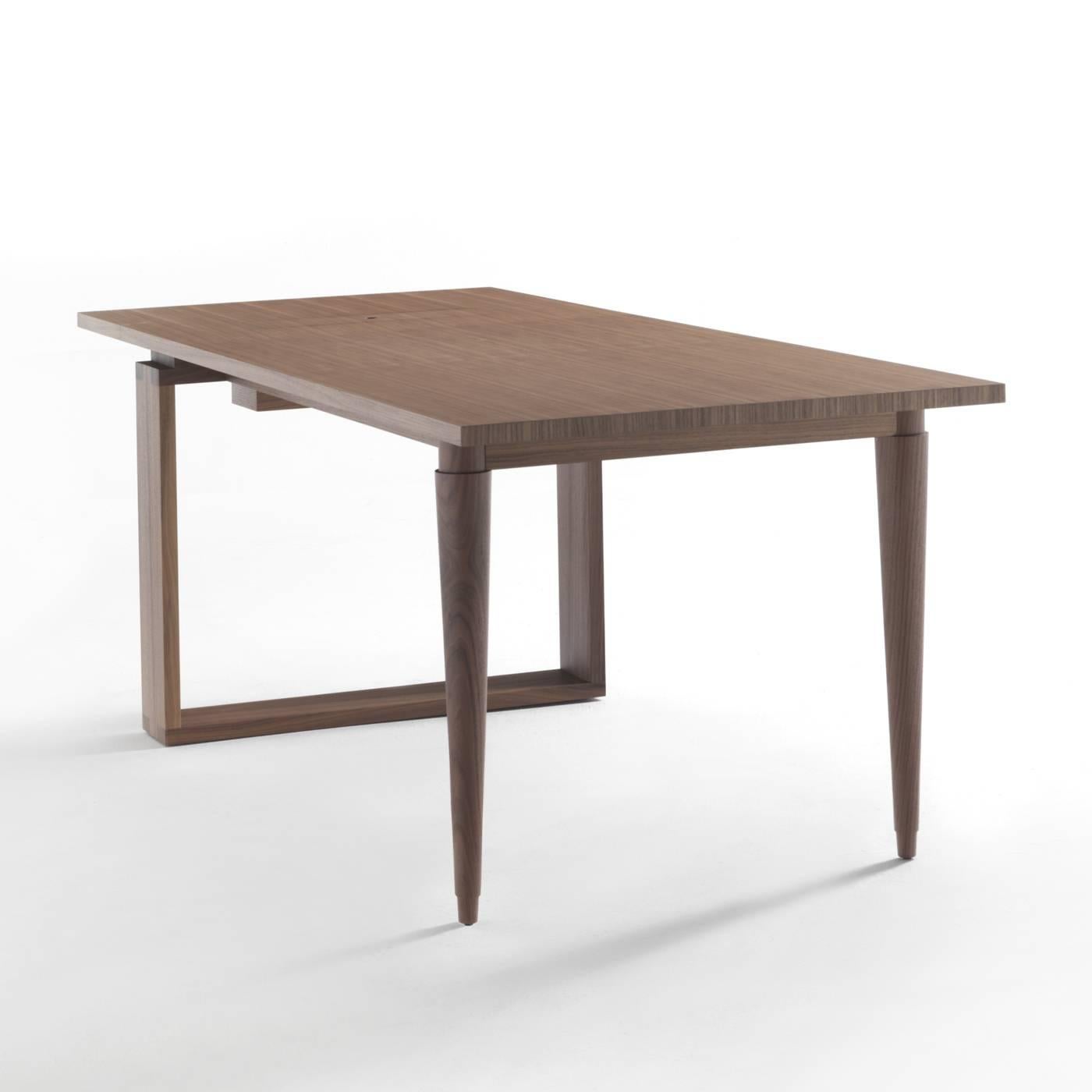 Noyer Table en bois Tata en vente