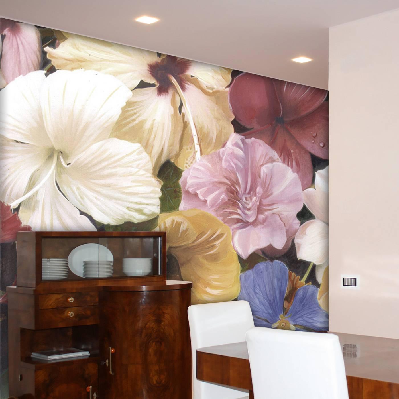With this magnificent wallpaper, the viewer will have the impression of being inside a bouquet of tropical flowers, rendered in all their vivid colors and striking details by the hand of expert artisans. This one-of-a-kind piece of wall decoration