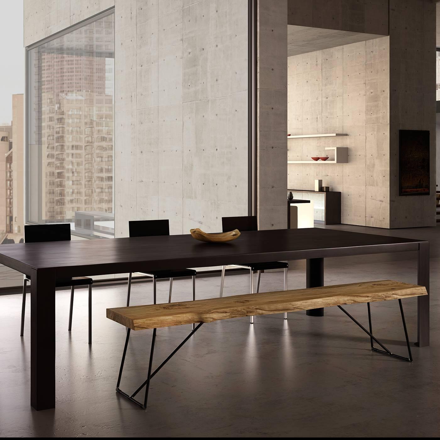 Cette imposante table rectangulaire est entièrement réalisée en tôle d'acier naturel, qui a été spécifiquement oxydée pour souligner les surfaces noires irrégulières et les caractéristiques de la matière première, puis finie avec une finition à la