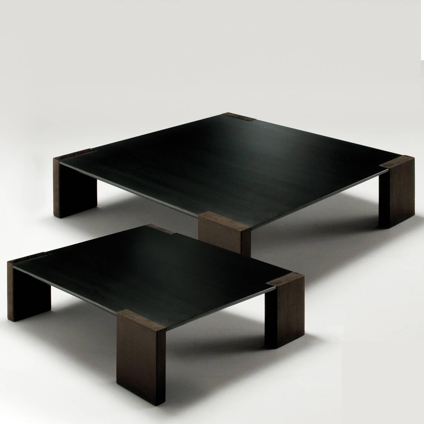 Dieser schöne quadratische Couchtisch ist in zwei Größen erhältlich. Die Tischplatte ist aus natürlichem Stahl, der speziell oxidiert wurde, um die unregelmäßigen schwarzen Oberflächen und die Eigenschaften des Rohmaterials zu betonen, und
