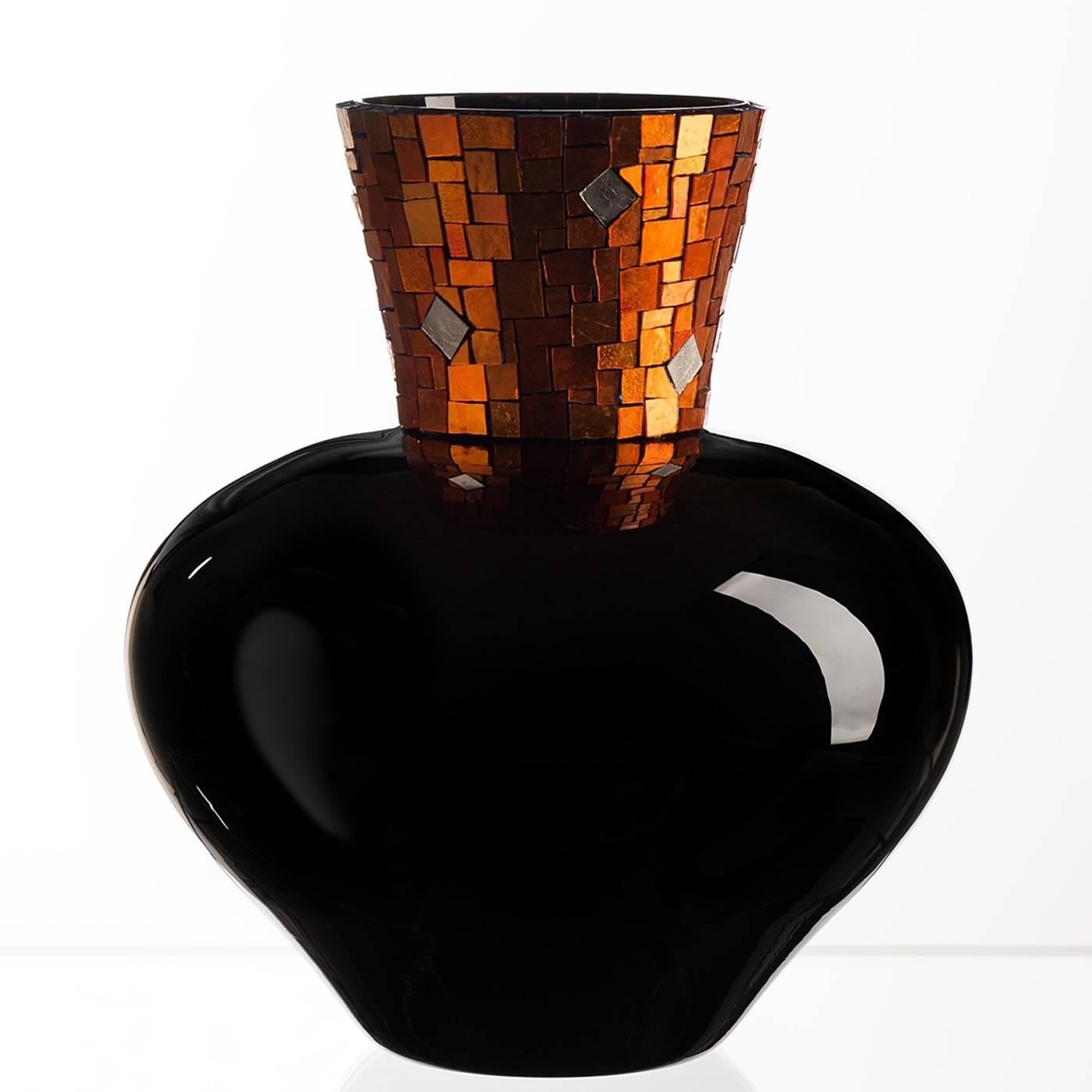 The minimal yet sophisticated shape of this stunning vase part of the Design Collection merges craftsmanship and precious material for a dramatic effect that will add opulence to any decor. Made of Murano mouth-blown black glass, it features a