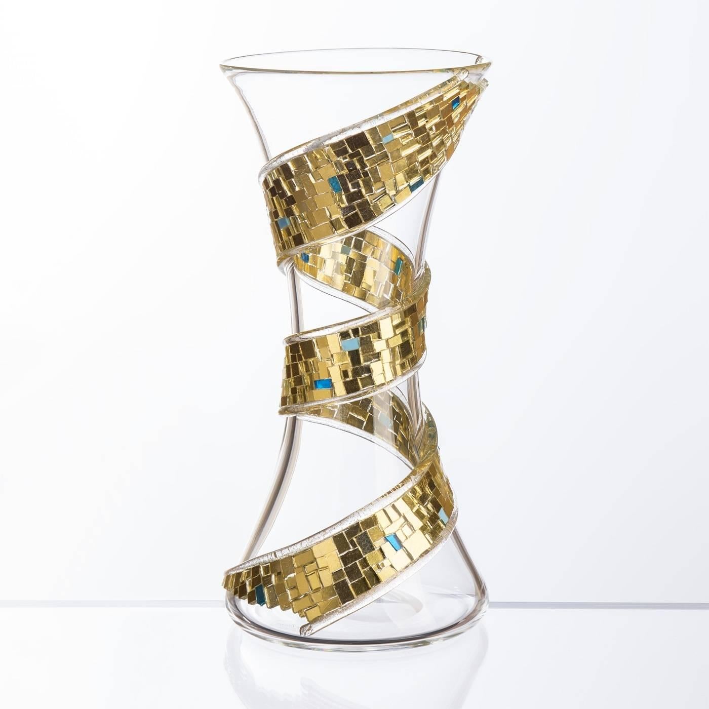 An extraordinary vase of great visual impact and a true one-of-a-kind piece. Part of the Art Collection, it is handcrafted in Murano where master glassblowers, following ancient techniques, have applied by hand the two gold and crystal threads on