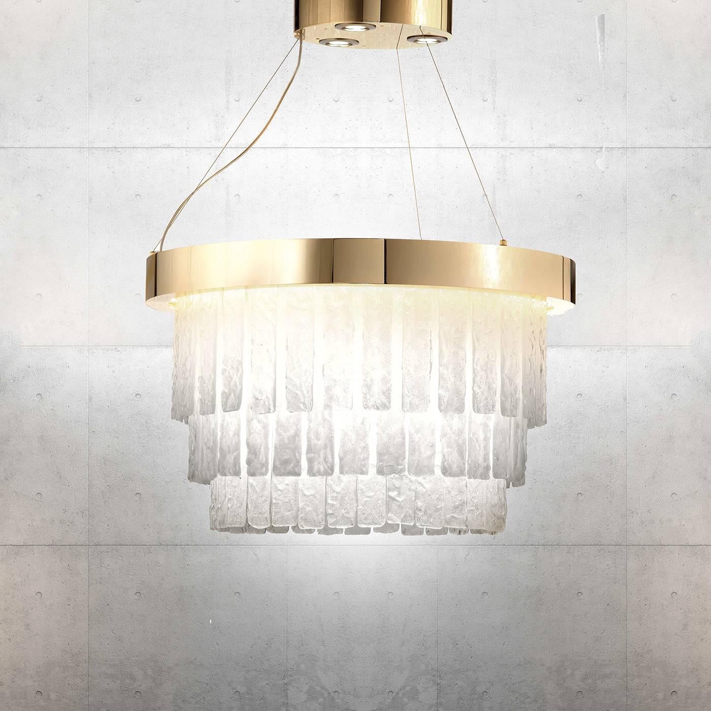 A clean Silhouette, refined finishes, and elegant style reminiscent of Art Deco sophistication characterize this magnificent chandelier. The metal structure, with its glowing gold finish combines a round top support with three GU10 LED bulbs from