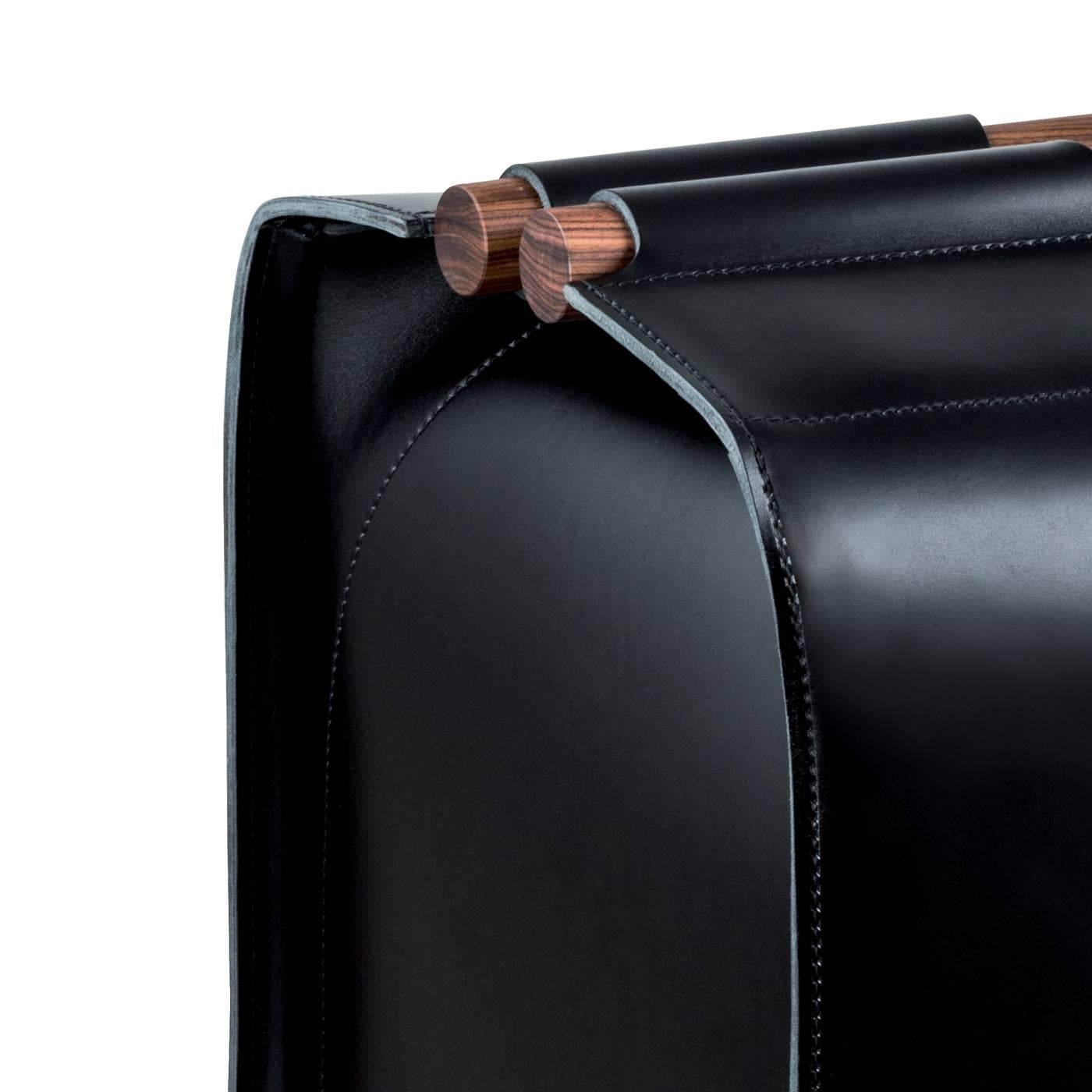 Elegant et intemporel, ce panier de rangement unique sera un compagnon précieux au quotidien dans toutes les pièces de la maison. Son corps, en forme de valise rectangulaire, est entièrement réalisé en cuir de selle, dont la texture souple a été
