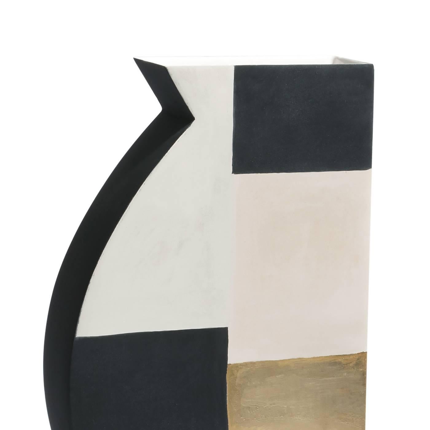 This exquisite vase is part of the Pacay series and features a narrow body, decorated on the side with black paint that enhances the two-dimensional illusion. The front and back panels, with their sinuous profile, are adorned with an abstract