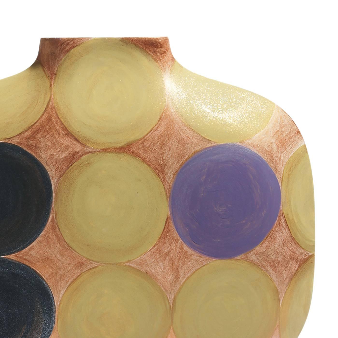 Bei dieser farbenfrohen Vase werden die einfachen Linien der Silhouette durch große bunte Punkte auf einem erdfarbenen Hintergrund aufgehellt. Die farbenfrohe Dekoration wird von Hand aufgetragen und macht jedes der 50 Exemplare dieser limitierten