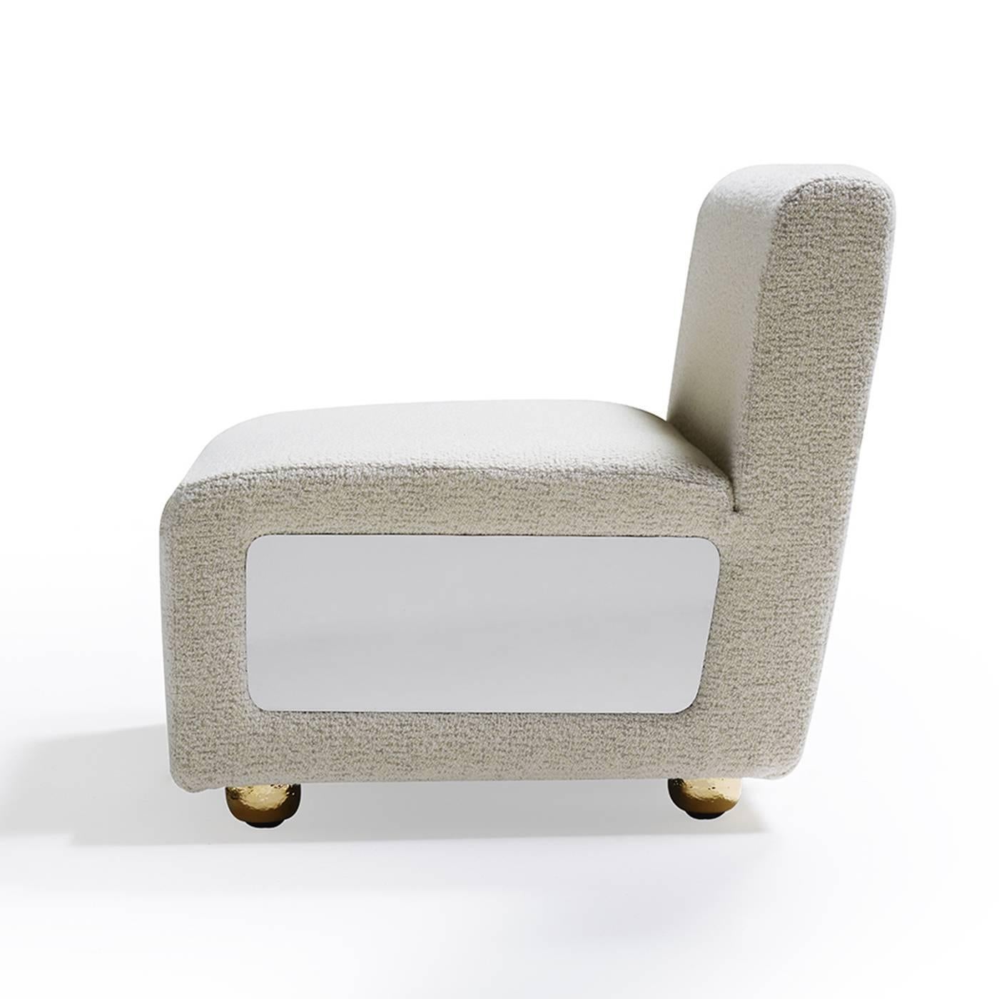 Este innovador sofá seccional realzará el aspecto de cualquier colección de decoración de salón y ha sido diseñado por The Recreation para la serie Baia de Marioni. Este sofá consta de tres partes. La base de esta pieza es de cerámica, lo que