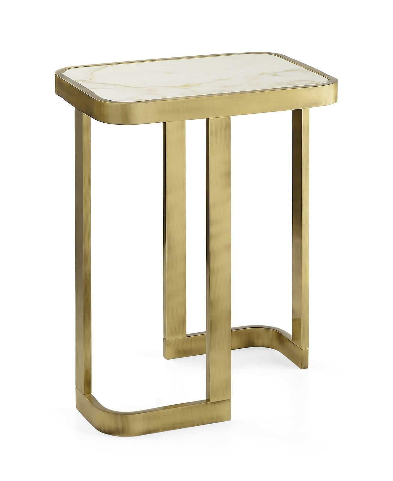This elegant side table will be a stunning addition to a living room or even a bedroom. Its modern Silhouette, with its curved lines and Minimalist structure, complements the noble material used for the top, creating a timeless object of functional