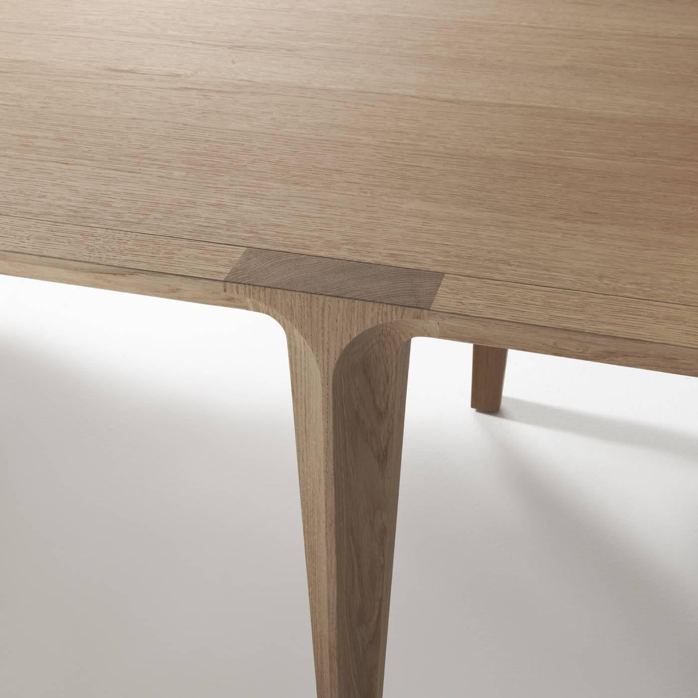 This elegant table is inspired by the architecture of the historic European cities, particularly the rounded arc, typical of Renaissance buildings and cathedrals. The legs are in solid oakwood and the top in oakwood, but this piece is also available