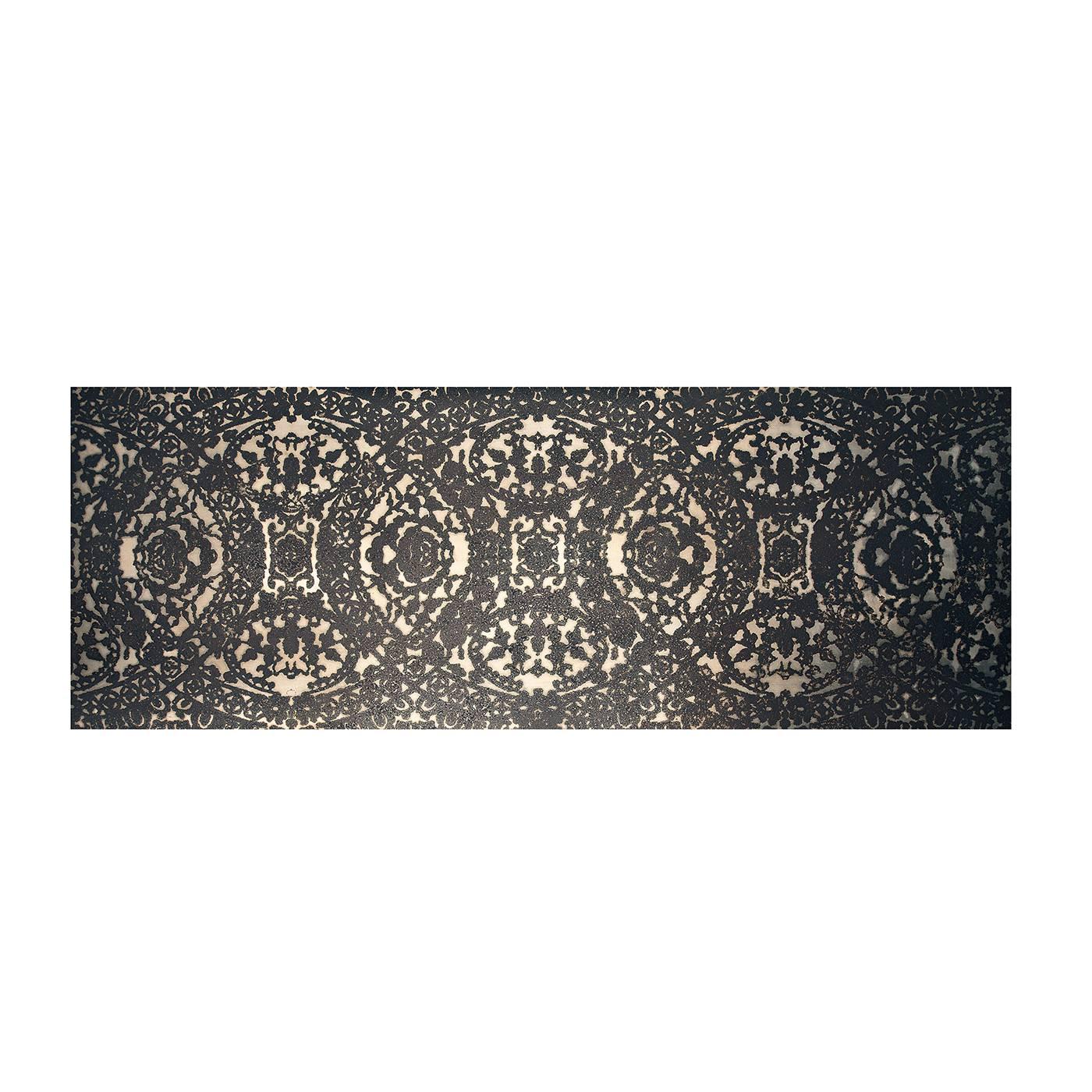 A striking console that poetically combines a minimalist silhouette with the intricate elegance of lace, this piece is made up of two separate elements, delicately attached one to the other. The structure in iron is adorned with decorations obtained