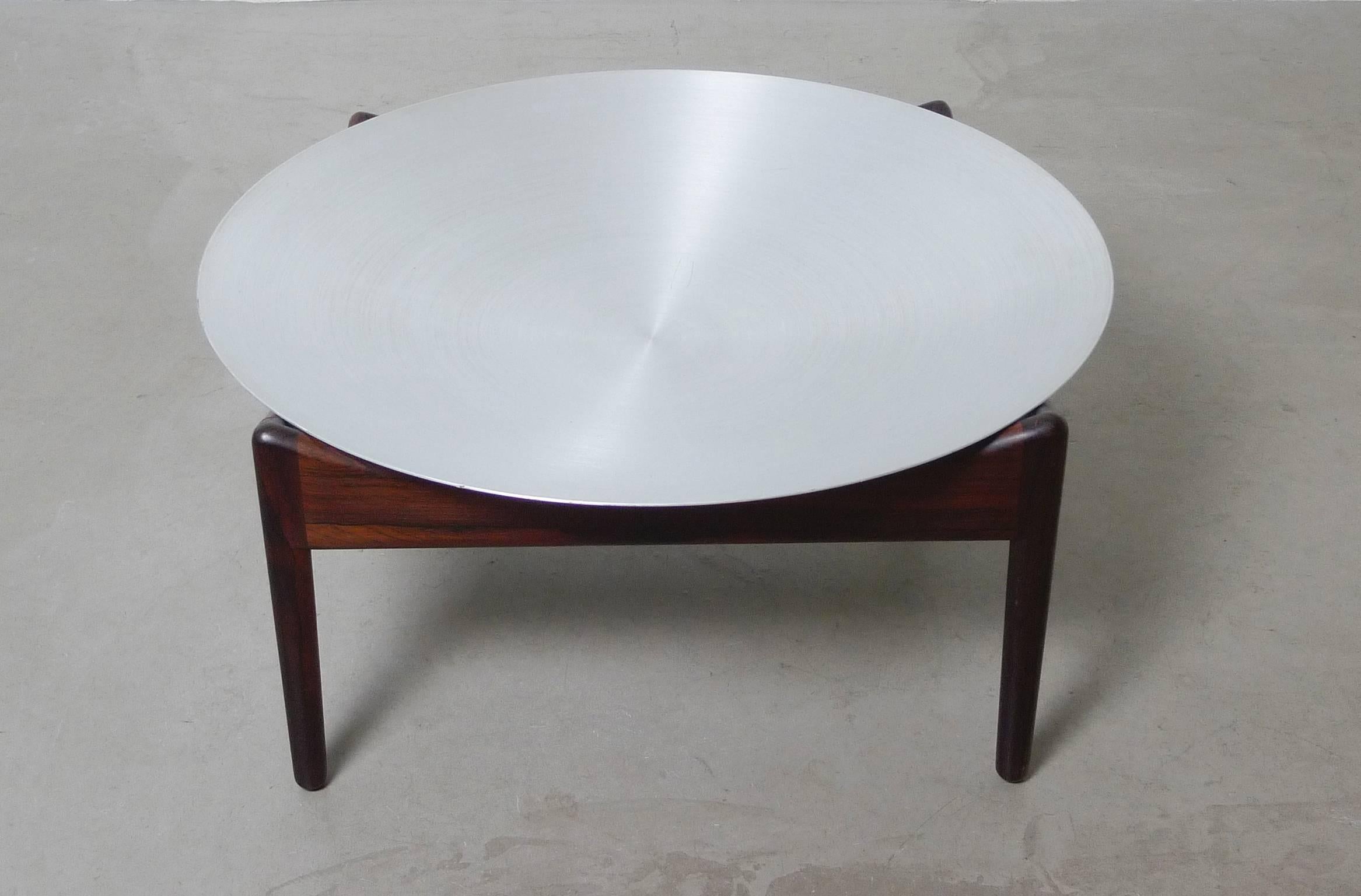 Large fruit bowl on rosewood stand by Kristian Solmer Vedel for So¨ren Willadsen, Denmark, 1960s. This rare object is in a very good condition.