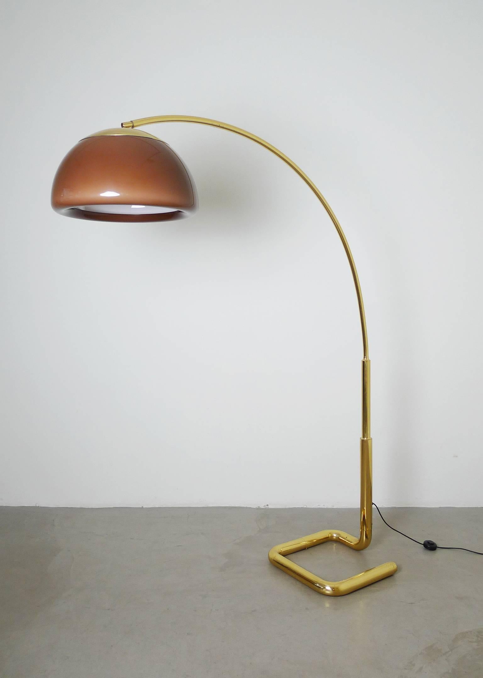 This impressive arc lamp with thick brass stand and adjustable plastic shade was produced by the German lamp manufacturer Cosack in the 1970s. The huge floor lamp has one E 27 bulb holder and is in very good condition.