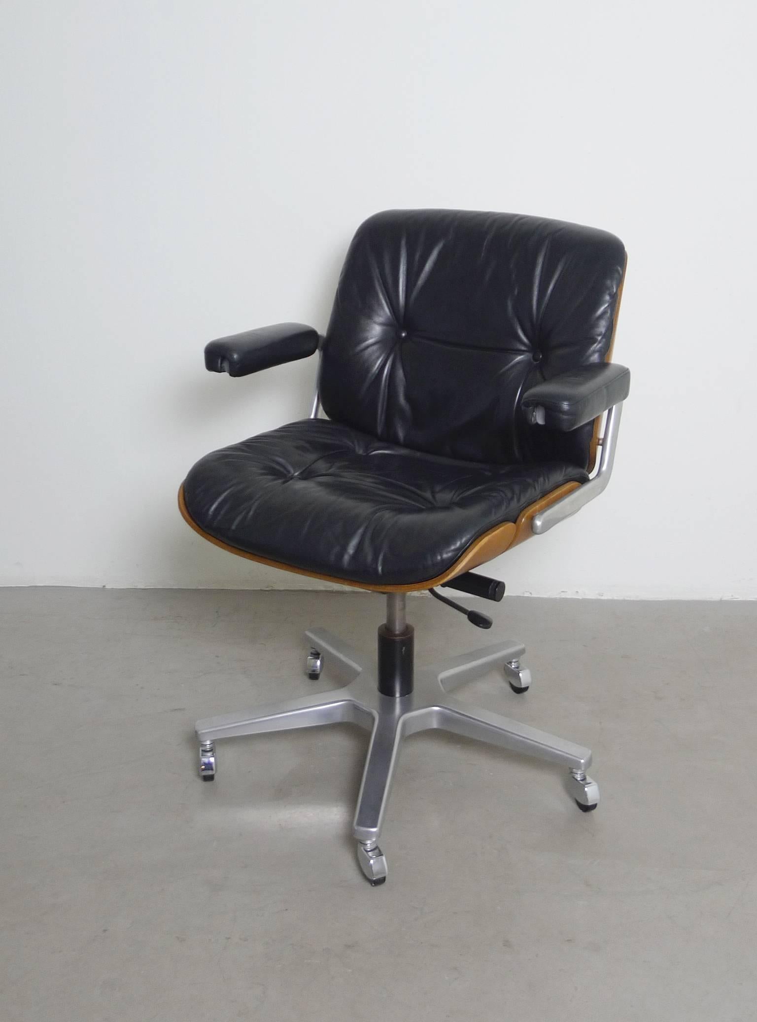 Elaborate and very comfortable office chair with laminated wood seat shell and leather cushions from the Swiss manufacturer Stoll Giroflex AG. The chair is wheelable, revolving and adjustable in height and grade. The pressure spring is fully