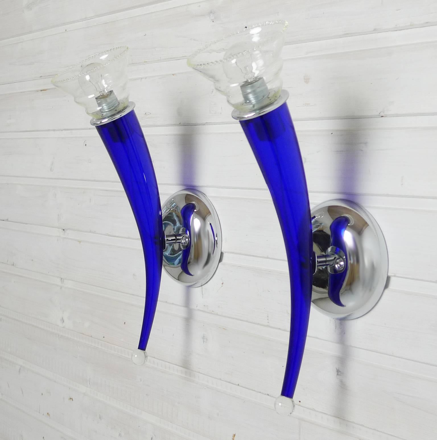 This sconce with handblown Murano glass from VeArt was designed by Giuseppe Righetto for Artemide in 1990. The wall light has a translucent horn of blue glass starting with a small transparent glass ball and ending in a wide transparent glass bowl